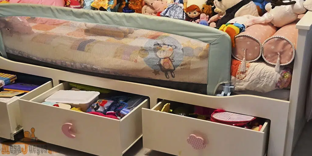 organizar juguetes en una habitación pequeña